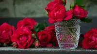 Untuk mencegah perayaan hari Valentine, pemerintah Arab Saudi melarang pembelian atau penjualan mawar merah pada hari tersebut.