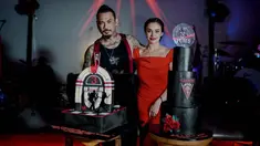 Jerinx dan Nora Alexandra tampil serasi dalam pesta anniversary pernikahan yang ke-3. Dalam pesta tersebut, keduanya terlihat mengusung tema hitam dan merah dengan detail bunga mawar. (Liputan6.com/IG/@ncdpapl)