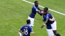 Para pemain Prancis merayakan gol yang dicetak oleh Paul Pogba ke gawang Australia pada laga Piala Dunia di Kazan Arena, Sabtu (16/6/2018). Prancis menang 2-1 atas Australia. (AP/Hassan Ammar)