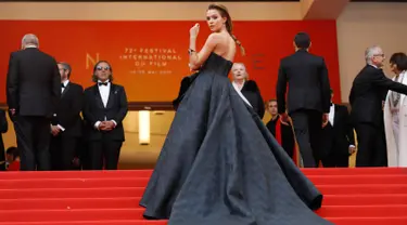 Model Josephine Skriver berpose saat tiba menghadiri pemutaran perdana film 'A Hidden Life' di festival film internasional ke-72, Cannes, Prancis selatan (19/5/2019). Model 26 tahun asal Denmark ini tampil cantik mengenakan gaun berwarna hitam. (AP Photo/Petros Giannakouris)