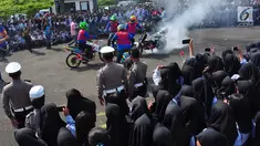 Tim freestyle memeriahkan Millenial Road Safety Festival (MRSF) 2019 di Halaman SMK 1 Bawen, Semarang, Jumat (1/2). Kegiatan ini bentuk kepedulian kepolisian pada kaum millennial yang berusia 17-35 tahun dalam tertib berlalu lintas. (Liputan6.com/Gholib)