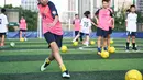 Para siswa mengikuti latihan di lapangan olah raga di atas gedung Sekolah Menengah No.10 Guangzhou, China (17/9/2020). Dikelilingi bangunan hunian yang padat, Sekolah ini memutuskan untuk "membangun secara vertikal" guna memecahkan masalah lapangan olah raga yang kurang memadai. (Xinhua/Deng Hua)