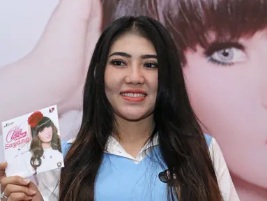 Penyanyi dangdut Via Vallen berpose seusai peluncuran album terbarunya dengan judul "Sayang" di kawasan Kemang, Jakarta, Kamis (18/1). Album berjudul "Sayang" ini berisikan 10 lagu. (Liputan6.com/Herman Zakharia)