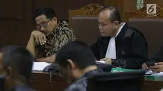 Terdakwa dugaan suap/gratifikasi terkait kerja sama jasa pelayaran yang juga anggota komisi VI DPR RI, Bowo Sidik Pangarso menyimak keterangan saksi saat sidang lanjutan di Pengadilan Tipikor, Jakarta, Rabu (28/8/2019). Sidang mendengar keterangan saksi. (Liputan6.com/Helmi Fithriansyah)