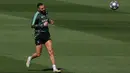 <p>Penyerang Real Madrid Karim Benzema mengikuti sesi latihan menjelang leg pertama babak perempat final Liga Champions melawan Chelsea, di Valdebebas Sport City di Madrid, Selasa (11/4/2023). (Photo by PIERRE-PHILIPPE MARCOU / AFP)</p>