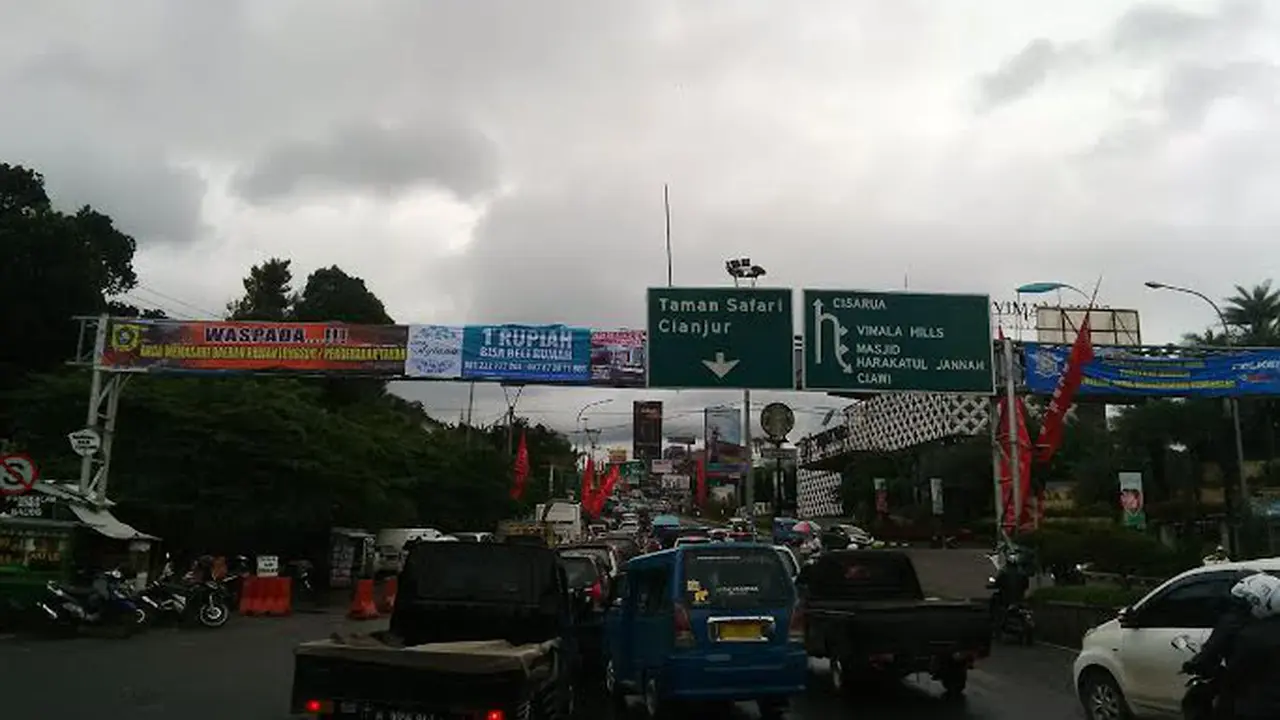 Padat Merayap Jalur Puncak di Libur Imlek
