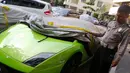 Petugas menunjukan mobil Lamborghini milik Abraham Lunggana atau Haji Lulung di Gedung Korlantas Polri, (1/9/14). (Liputan6.com/Faizal Fanani)