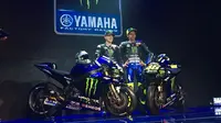 Pembalap Monster Energy Yamaha, Valentino Rossi (kanan) dan Maverick Vinales, meluncurkan motor baru untuk MotoGP 2019 di Hotel Four Season, Jakarta, Senin (4/2/2019). (Bola.com/Benediktus Gerendo Pradigdo)