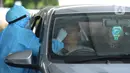 Petugas dengan APD melakukan tes swab di GSI Lab (Genomik Solidaritas Indonesia Laboratorium), Jakarta, Rabu (7/10/2020). Pemerintah menetapkan harga batas tes usap atau swab melalui PCR untuk mendeteksi Covid-19 agar mendorong masyarakat melakukan tes secara mandiri. (merdeka.com/Imam Buhori)
