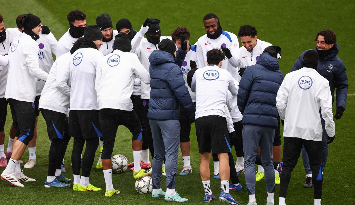 Catatan kandang PSG juga tergolong impresif dengan torehan lima kemenangan dari enam laga kompetitif terakhir di Parc des Princes. Satu-satunya noda adalah kekalahan dari Paris FC di ajang Coupe de France. Tampak dalam foto, para pemain Paris Saint-Germain saling menyapa selama sesi latihan di Campus Paris Saint-Germain di Poissy, di pinggiran barat Paris pada Selasa 27 Januari 2026. (Franck FIFE/AFP)