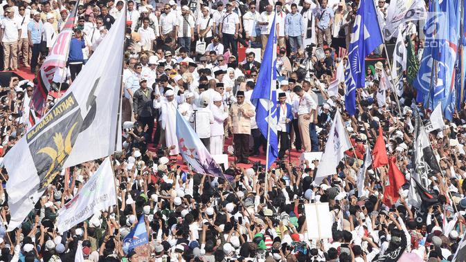Calon Presiden nomor urut 02 Prabowo Subianto dan politikus PAN Amien Rais terlihat di atas panggung kampanye akbar Prabowo-Sandi di Stadion Utama Gelora Bung Karno (SUGBK), Jakarta, Minggu (7/4). Sejumlah tokoh nasional pendukung Prabowo - Sandiaga pun turut hadir. (Liputan6.com/Herman Zakharia)