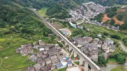 Jalur kereta cepat Guiyang-Guangzhou di Wilayah Otonom Etnis Dong Sanjiang di Kota Liuzhou, China pada 4 Oktober 2020. Sejak jalur kereta cepat Guiyang-Guangzhou beroperasi pada 2014, Sanjiang telah melakukan segala upaya untuk meningkatkan perekonomian melalui pariwisata. (Xinhua/Gong Pukang)