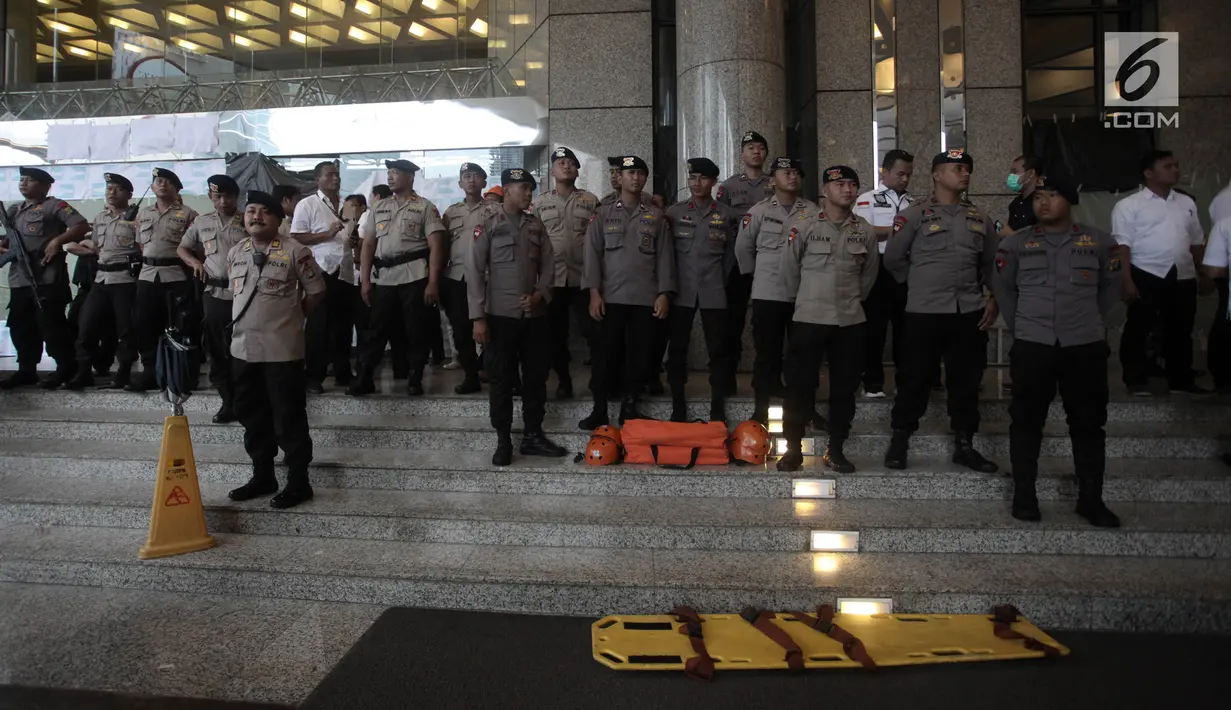 Petugas kepolisian berjaga di sekitar lokasi Gedung BEI, Jakarta, Senin (15/1). Sebanyak 72 orang menjadi korban dalam insiden tersebut. (Liputan6.com/Arya Manggala)