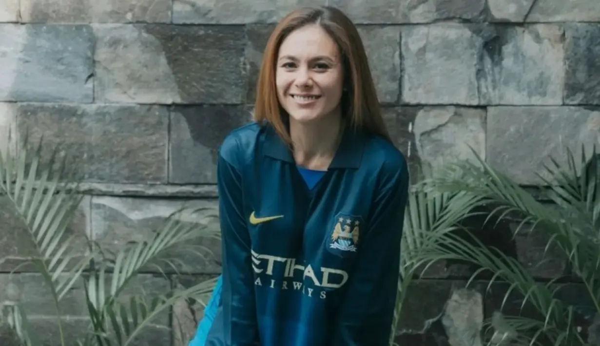 <p>Wulan Guritno berpose dengan jersey terbaru dari Manchester City. Dengan detail kerah, jersey lengan panjang bernuansa hijau kebiruan ini tampak pas dan apik dikenakan oleh Wulan Guritno. Foto: Instagram.</p>