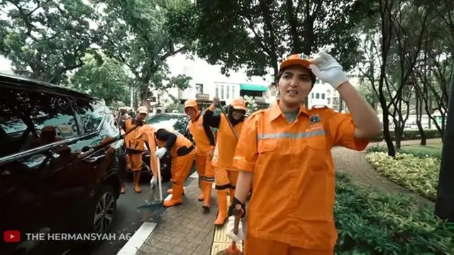 6 Momen Ashanty Jadi Petugas Kebersihan, Rela Kepanasan Sambil Sapu Jalan