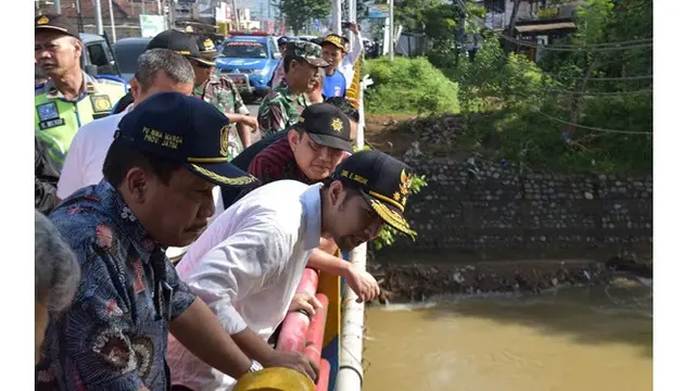 6 Potret Emil Dardak Saat Terjun ke Masyarakat, Sederhana dan Bersahaja