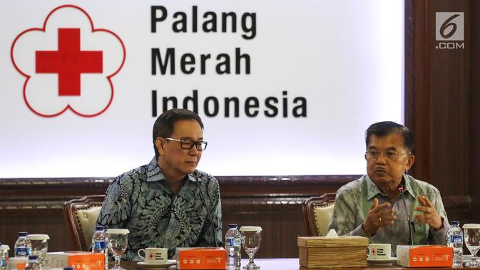 Ketua Umum PMI Jusuf Kalla memberikan sambutan pada penyerahan bantuan 10 unit truk tangki air di Kantor PMI, Jakarta, Jumat (8/2). PMI mendapat 10 truk tangki air dari Astra untuk operasi kemanusiaan di wilayah bencana. (Liputan6.com/Fery Pradolo)