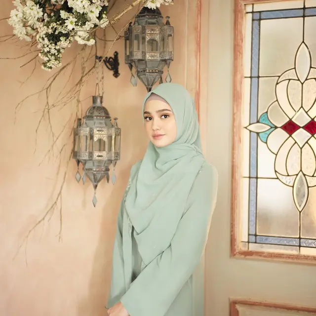 6 Pemotretan Keluarga Syifa Hadju, Kompak Pakai Baju Muslim Warna Senada