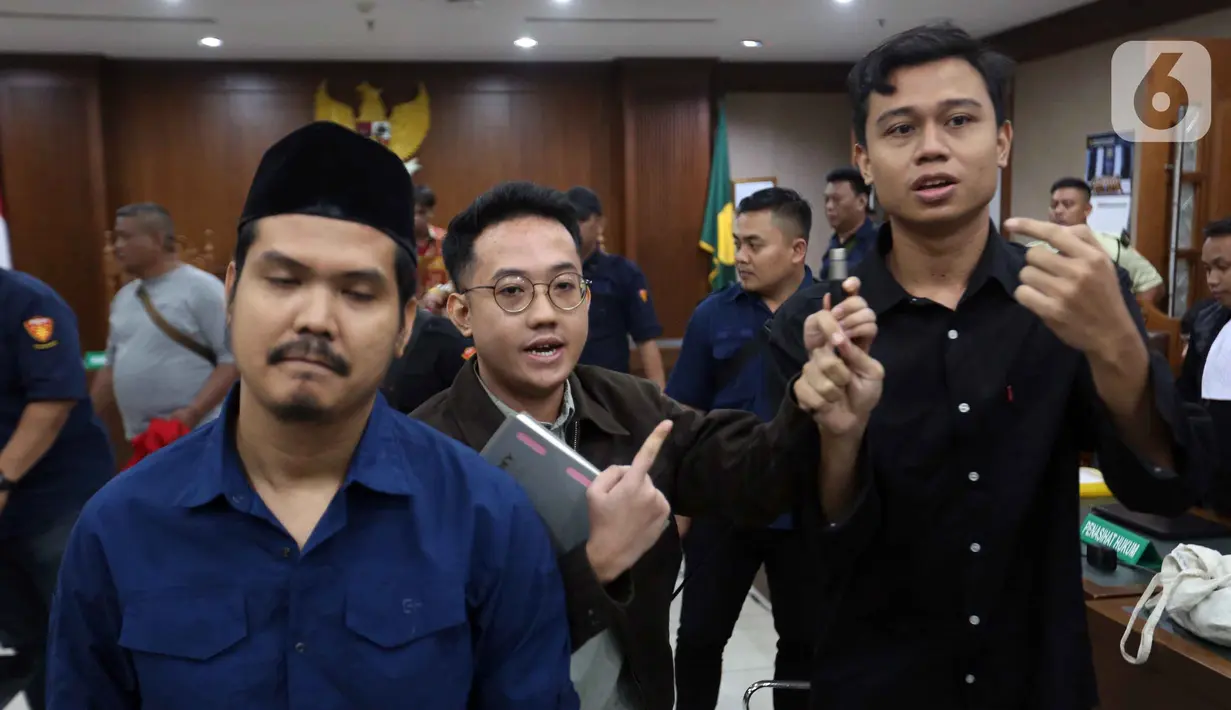 Delpedro Marhaen bersama rekan-rekannya memberi keterangan usai sidang lanjutan dugaan penghasutan kerusuhan pada Agustus 2025 di Pengadilan Negeri Jakarta Pusat, Kamis (8/1/2026). (Liputan6.com/Helmi Fithriansyah)
