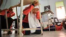 Sejumlah siswa Sekolah Menengah Atas (SMA) mengikuti simulasi gempa bumi dan tsunami untuk memperingati Hari Kesadaran Tsunami Sedunia di Lhoknga, Provinsi Aceh, pada Rabu 5 November 2025. Bertepatan dengan peringatan Hari Kesadaran Tsunami Sedunia setiap tanggal 5 November, siswa salah satu SMA di Lhoknga, Provinsi Aceh, menggelar simulasi mitigasi bencana alam, seperti gempa bumi dan tsunami. (CHAIDEER MAHYUDDIN/AFP)