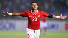 Bambang Pamungkas dipilih menjadi kapten Timnas Indonesia untuk Piala AFF 2010 oleh pelatih Alfred Riedl. Ia dianggap memiliki jiwa kepimpinan yang bagus di lapangan. Lagi-lagi, Bepe dan Skuat Merah Putih harus takhluk di partai final saat melawan Malaysia. (AFP/Adek Berry)