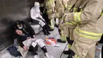 Seorang wanita korban kebakaran sedang menerima perawatan dari tim medis di Stasiun Tsim Sha Tsui, Hong Kong (10/2). Setelah polisi setempat menangkap seorang pria yang berusia 60 tahun, diduga kebakaran tersebut disengaja. (Handout / Apple Daily / AFP)