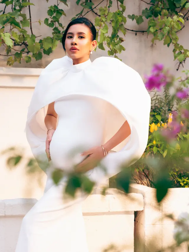 Gaya Royal Shenina Cinnamon di Maternity Shoot Terbaru, Kenakan Perhiasan Bvlgari Miliaran Rupiah