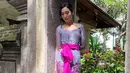 <p>Laksmi Shari terlihat cantik dengan kebaya Bali berpayet berwawrna ungu kebiruan, dipadunya dnegan kain bermotif batik berwarna ungu dengan detail slit, dan selendang ungu muda yang diikatkannya di bagian pinggang. Foto: Instagram.</p>