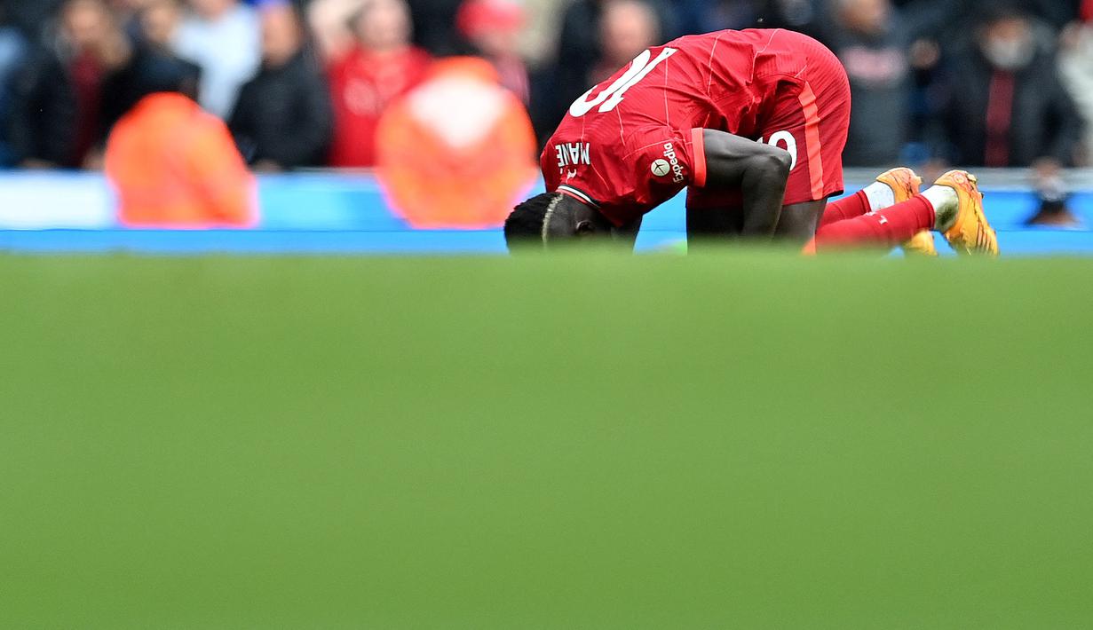 Striker Liverpool, Sadio Mane merayakan gol penyeimbang 2-2 saat pertandingan Liga Inggris antara Manchester City dan Liverpool di Etihad Stadium, 10 April 2022. (AFP/Paul Ellis)