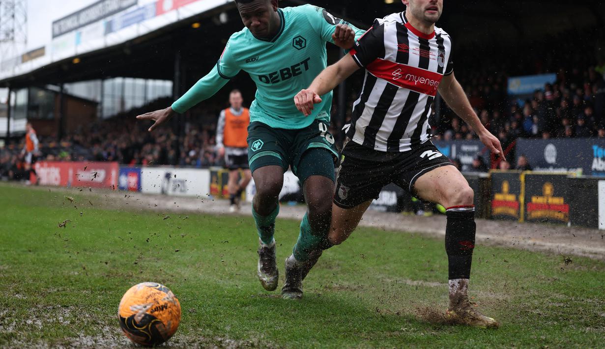 Kondisi tersebut sempat membuat aliran bola sedikit terganggu saat pertandingan. (AFP/Darren Staples)