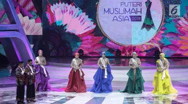 Lima besar finalis bersiap menjawab pertanyaan yang akan diberikan dewan juri dalam malam puncak Puteri Muslimah Asia 2018 di Jakarta, Senin (7/5). (Liputan6.com/Faizal Fanani)