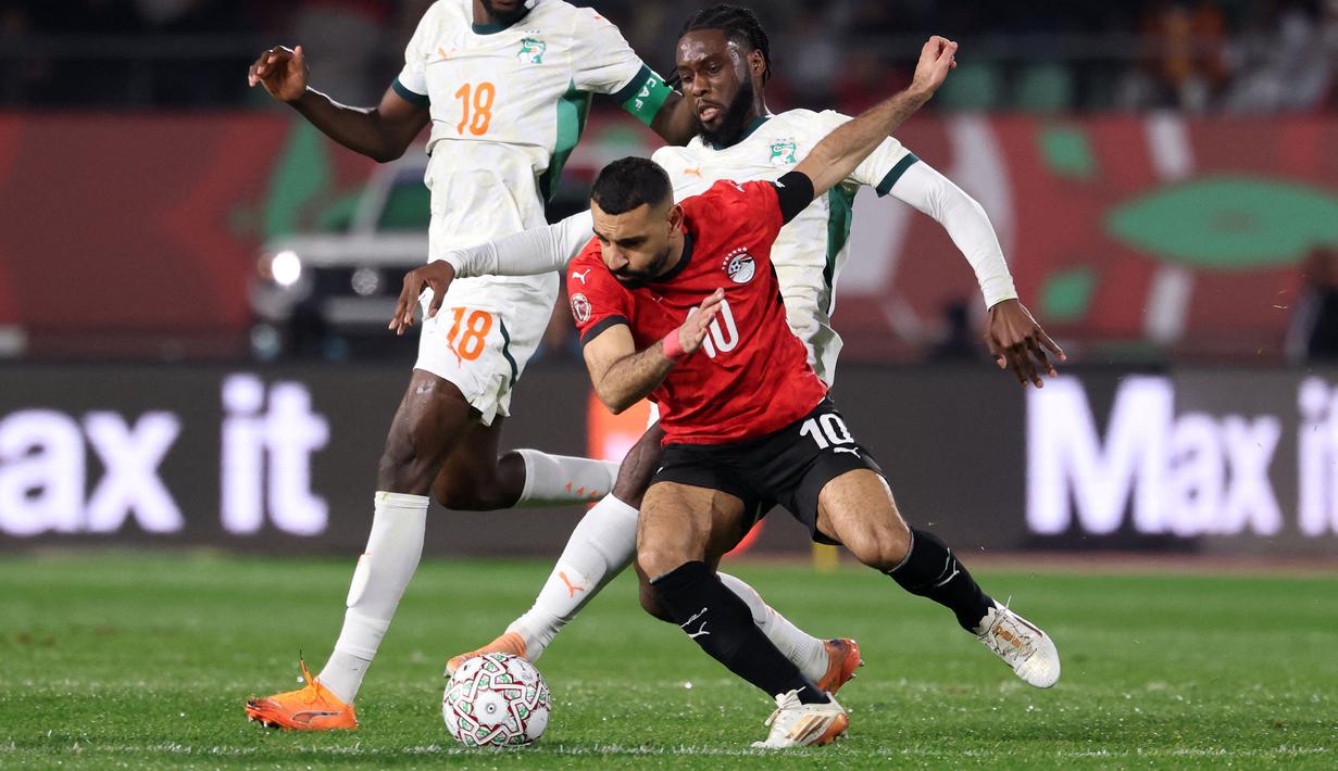 Salah tampil sebagai starter sekaligus kapten dalam laga yang berlangsung di Grand stadium, Agadir, Maroko. (AFP/Franck Fife)