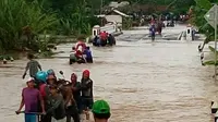 Sebanyak 10 desa di Cilacap terendam banjir sejak Ahad lalu hingga saat ini. (Liputan6.com/Aris Andrianto)