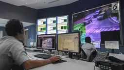 Petugas melakukan pemantauan untuk menertibkan pengendara kendaraan bermotor melalui monitor CCTV berpengeras suara di ruang NOC Unit Pelayanan Sistem Pengendali Lalu Lintas (UP SPLL) Dishub DKI Jakarta, Kamis (5/10). (Liputan6.com/Faizal Fanani)