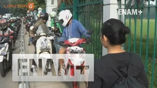 Aksi nekat Alfini menghadang pengendara motor di kawasan jalan Jendral Sudirman, di karenakan  rasa prihatin jalur yang biasa di gunakan pejalan kaki digunakan  pengendara motor.