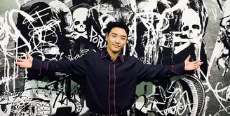Baru-baru ini Seungri BigBang menyapa para penggemarnya melalui siaran live di Instagram. Saat itu, cowok ganteng ini sedang berada di restorannya. (Foto: instagram.com/seungriseyo)