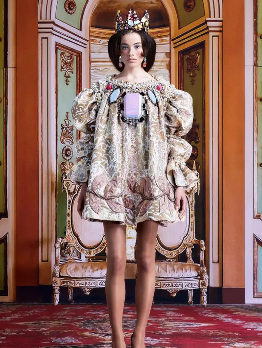 Viktor & Rolf mendandani para model dengan rona merah muda yang lembut, ungu, biru, dan oranye lewat tangan handal penata rias David Koppelaar. Foto: Instagram.