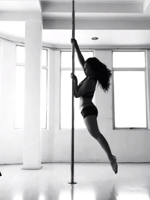 Nikita Willy Lakukan Pole Dance, 6 Potretnya Bikin Terpesona