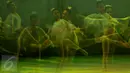 Penari Balet dari "Ballet Sumber Cipta" mementaskan pergelaran tari bertajuk "The Nutcraker in Jazz" di Graha Bakti Budaya, Jakarta, (19/12). Tarian ini bercerita mengenai gadis yang mendapat hadiah Natal sebuah Boneka Nutcracker.(Liputan6.com/JohanTallo)