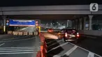 Suasana akses masuk tol layang Jakarta-Cikampek yang ditutup di Bekasi, Jawa Barat, Jumat (24/4/2020). Akses transportasi mobil pribadi dan bus angkutan penumpang dari tol Jakarta Cikampek menuju Karawang ditutup mulai Jumat (24/4/2020) jam 00.00 WIB. (Liputan6.com/Herman Zakharia)