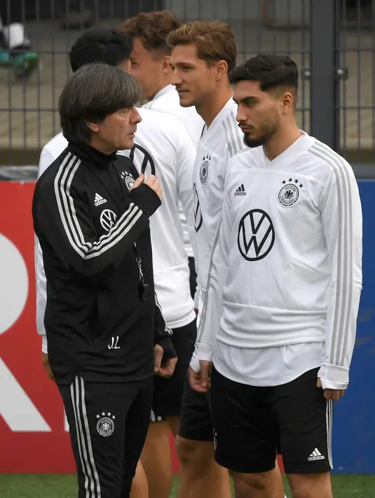 Pelatih Jerman Joachim Loew (kiri) berbicara dengan Suat Serdar (kanan) saat sesi latihan di Dortmund, Jerman, Senin (7/10/2019). Jerman akan menghadapi Argentina dalam laga persahabatan di Signal Iduna Park pada 10 Oktober 2019. (Ina FASSBENDER/AFP)