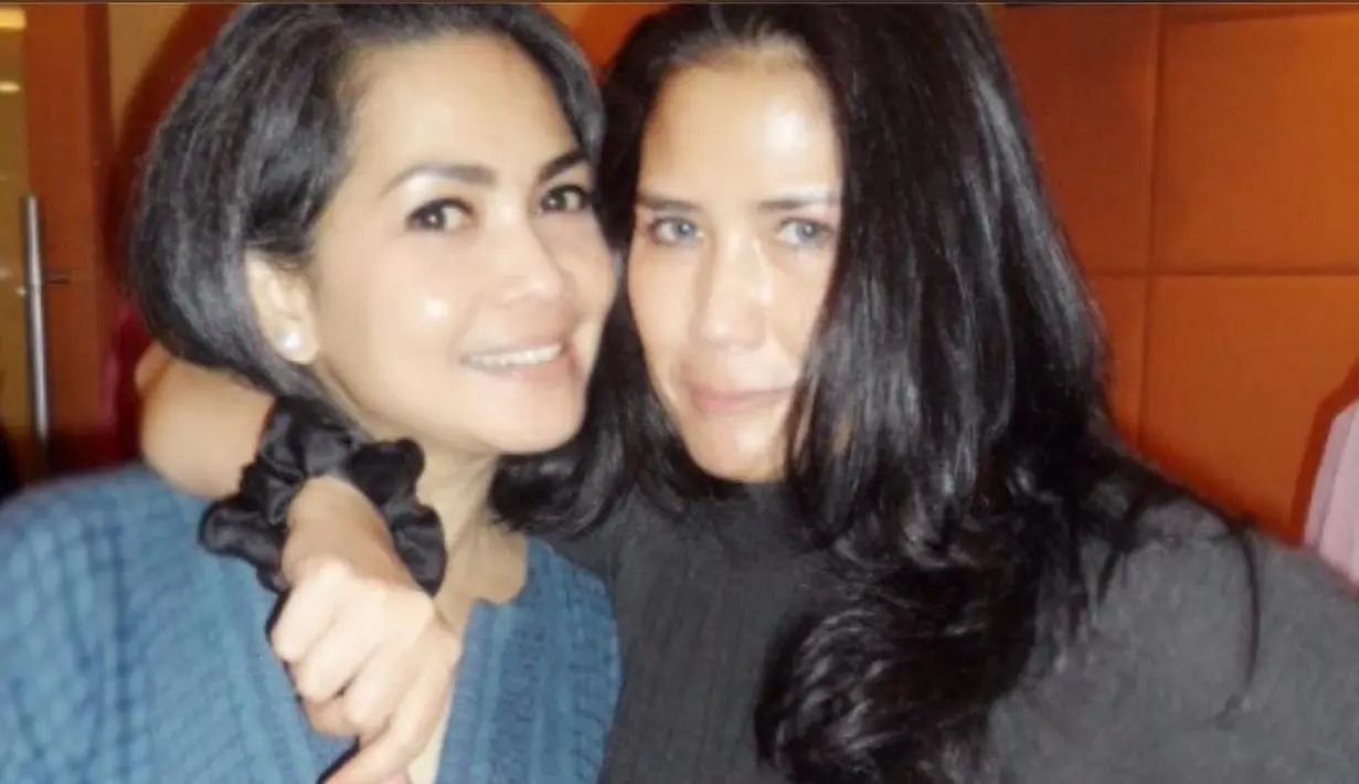 Potret persahabatan keduanya sudah terjalin sejak lama. Bahkan, mertua Raffi Ahmad itu pernah menjadi manajer dari penyanyi rock asal Bandung, Nicky Astria. [Instagram.com/rieta_amilia]