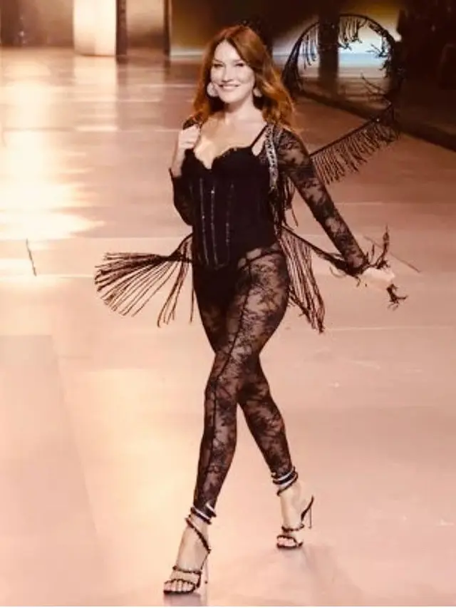 Potret Carla Bruni  Mantan Ibu Negara Prancis Debut di Victoria's Secret Fashion Show. [@carlabruniofficial]