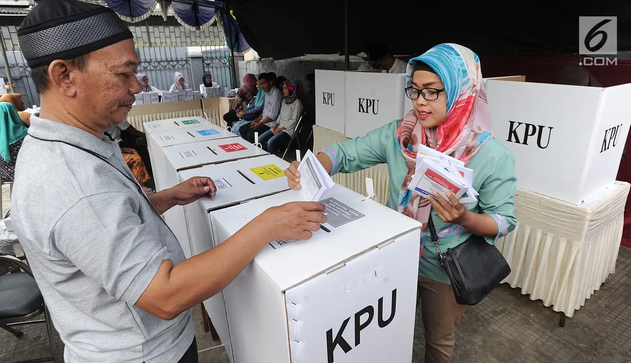Warga memasukkan surat suara saat pemungutan ulang Pemilu 2019 di TPS 71 Kelurahan Cempaka Putih, Kecamatan Ciputat Timur, Tangerang Selatan, Rabu (24/4). Pencoblosan ulang dilakukan lantaran ditemukannya pelanggaran oleh Bawaslu saat pemilu serentak pada 17 April 2019 lalu (merdeka.com/Arie Basuki)