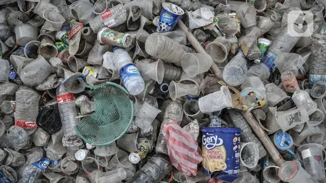 Pembersihan Sampah di Waduk Cincin