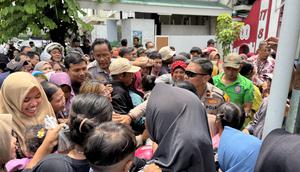 Ratusan warga berebut kupon gratis warung bakso Remaja Gading, Solo, yang sempat viral dituding mengandung babi. (Liputan6.com/ Fajar Abrori)