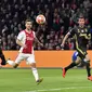 Striker Juventus, Cristiano Ronaldo, mencetak gol dengan tandukan kepala ke gawang Ajax Amsterdam pada laga Liga Champions di Stadion Johan Cruyff, Rabu (10/4). Kedua tim bermain imbang 1-1. (AP/Martin Meissner)