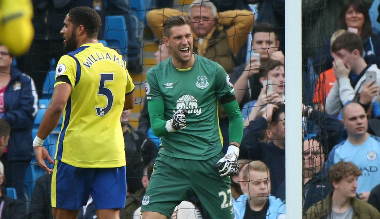 Maarten Stekelenburg. Kiper berusia 39 tahun ini didatangkan Everton dari Fulham pada awal musim 2016/2017 usai semusim dipinjamkan ke Southampton pada 2015/2016. Empat musim tampil sebagai kiper pelapis di Everton, ia hanya tampil 26 laga dengan torehan 7 kali clean sheet. (AFP/Scott Heppell)