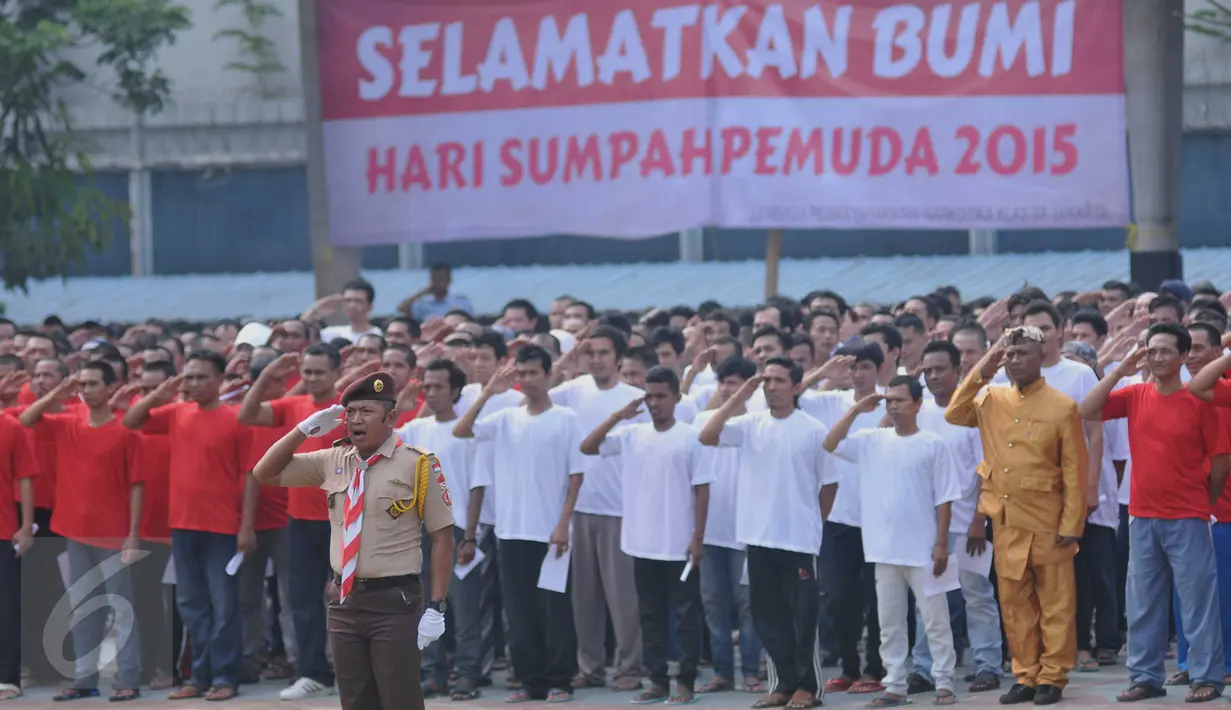 2600 narapidana Lapas Narkotika Klas II A Cipinang, Jakarta, mengikuti upacara peringatan 87 tahun Sumpah Pemuda, Rabu (28/10). Rencananya, penyelenggaraan upacara ini untuk memecahkan rekor Museum Rekor Indonesia. (Liputan6.com/Gempur M Surya)