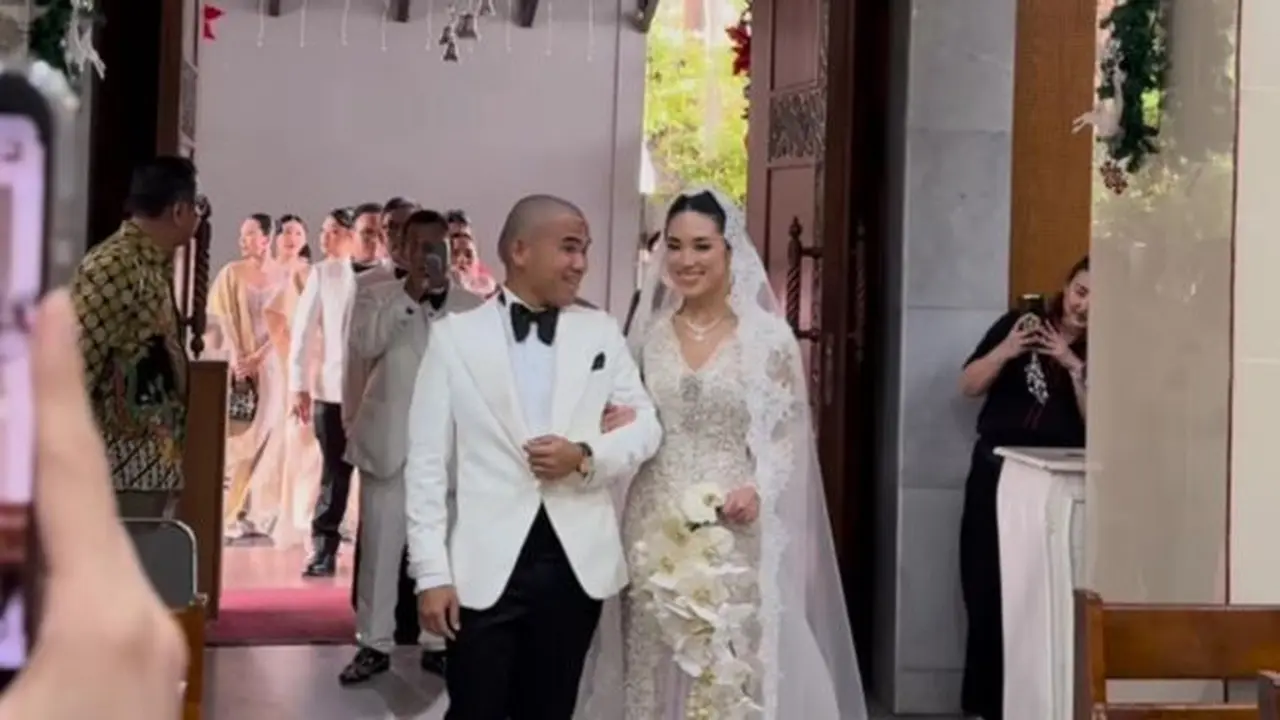 Potret Pernikahan Frank Hutapea Putra Hotman Paris (credit: https://www.instagram.com/hotmanparisofficial/).
